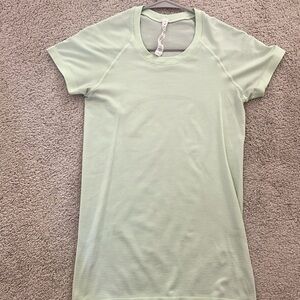 The cutest Lululemon green shirt for the summer